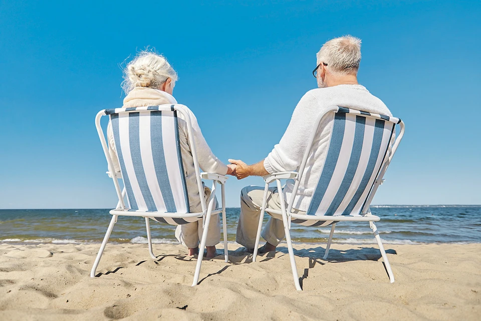 Пенсионеры на пляже фото Яндекс