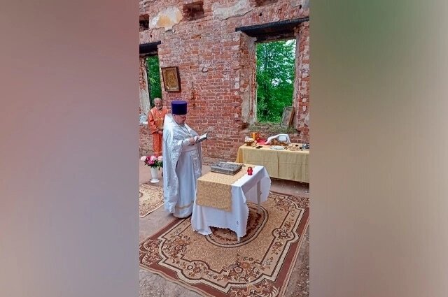    В разрушенной церкви в Дубровке впервые за 88 лет прошло богослужение. Фото: Из личного архива/ Евгений Чайкун "ВКонтакте"