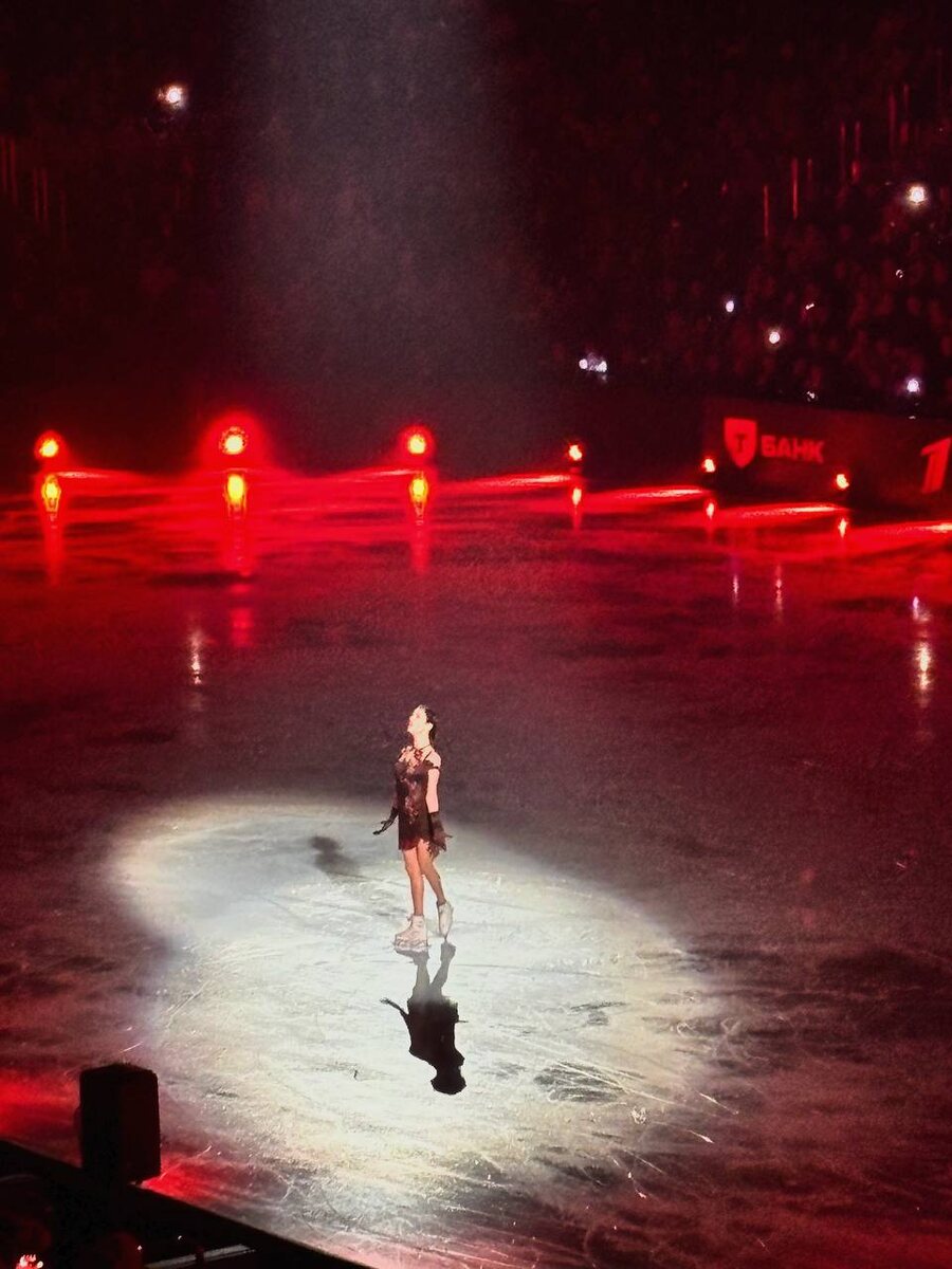 Евгения Медведева в костюме с Олимпиады 2018 года