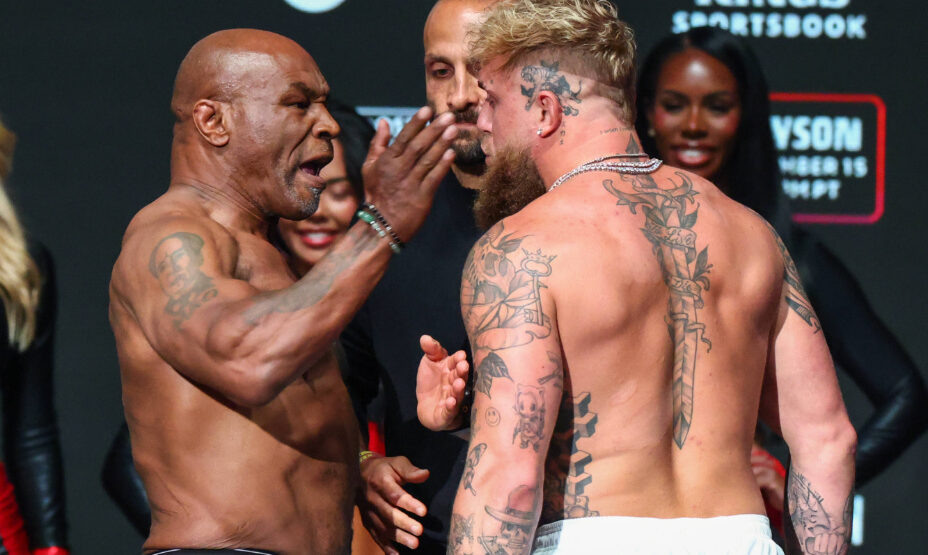    58-летний Майк Тайсон пощечиной учил манерам 27-летнего блогера. Фото: Global Look Press