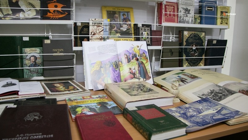    Экскурсанты оценили библиотечные фонды Фото: Валерия Алтухова / / ИА «Победа26»