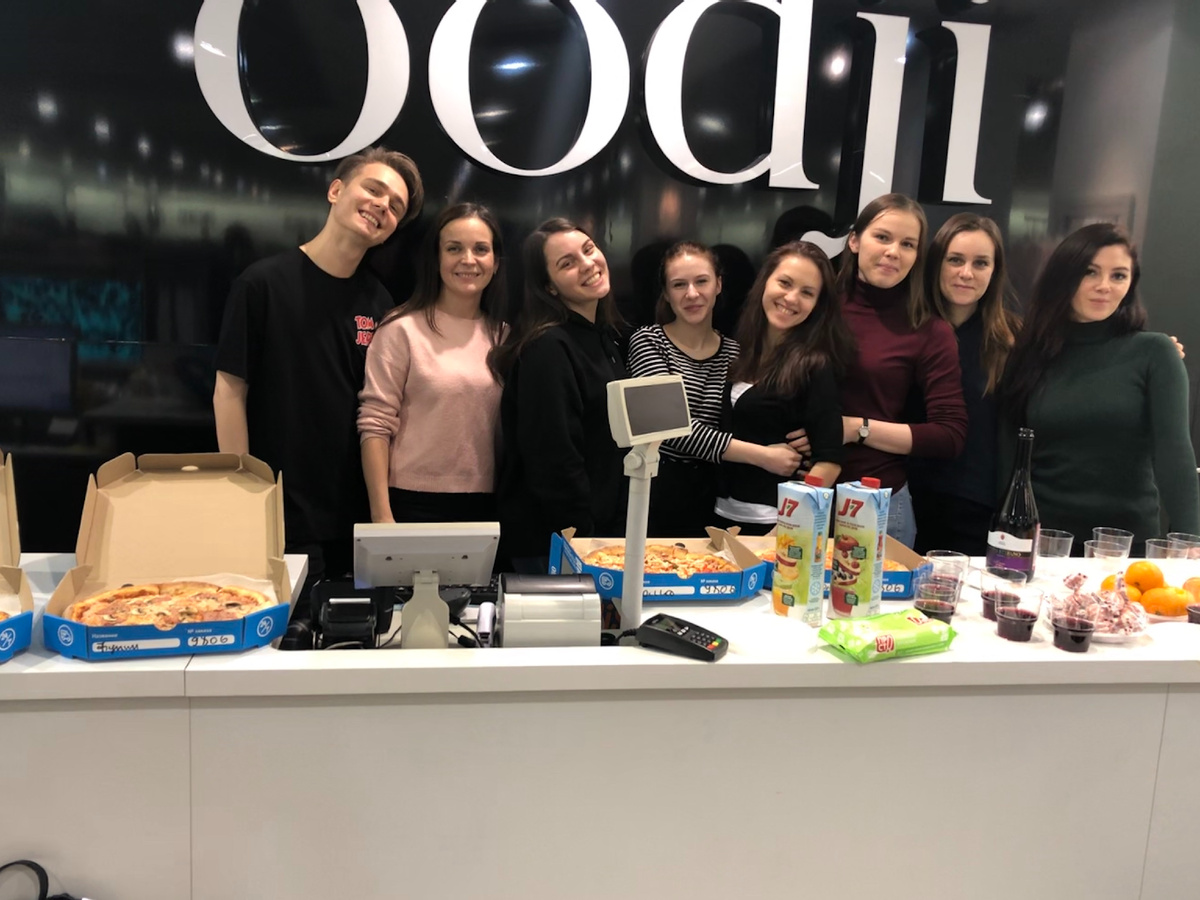 наш "дружный" коллектив. 
в итоге в Oodji я проработала около 4 лет