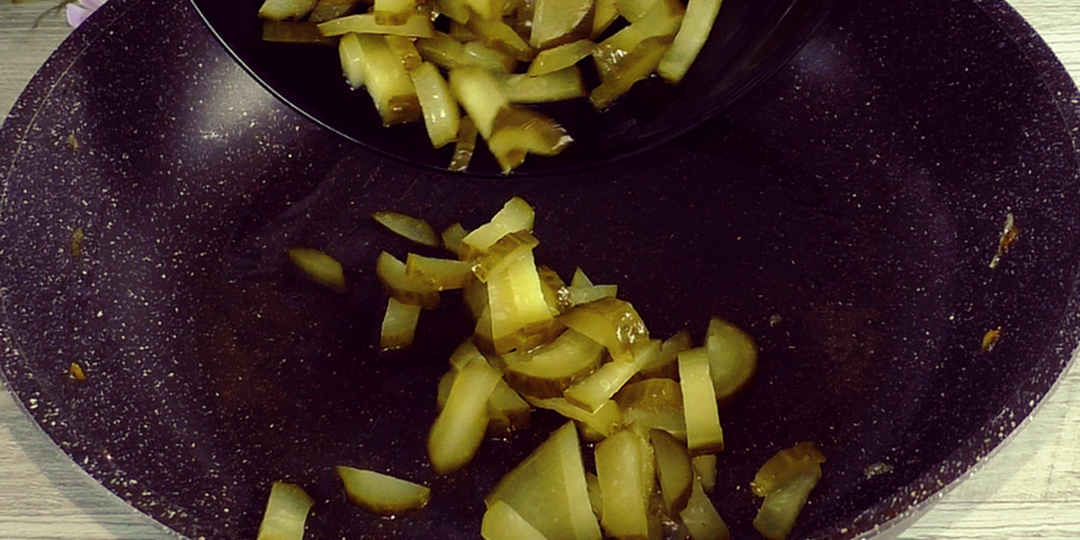 Пожарьте маринованные огурцы, результат будет потрясающий. Давно не ела такой вкусной закуски, приготовлю на праздничный стол однозначно