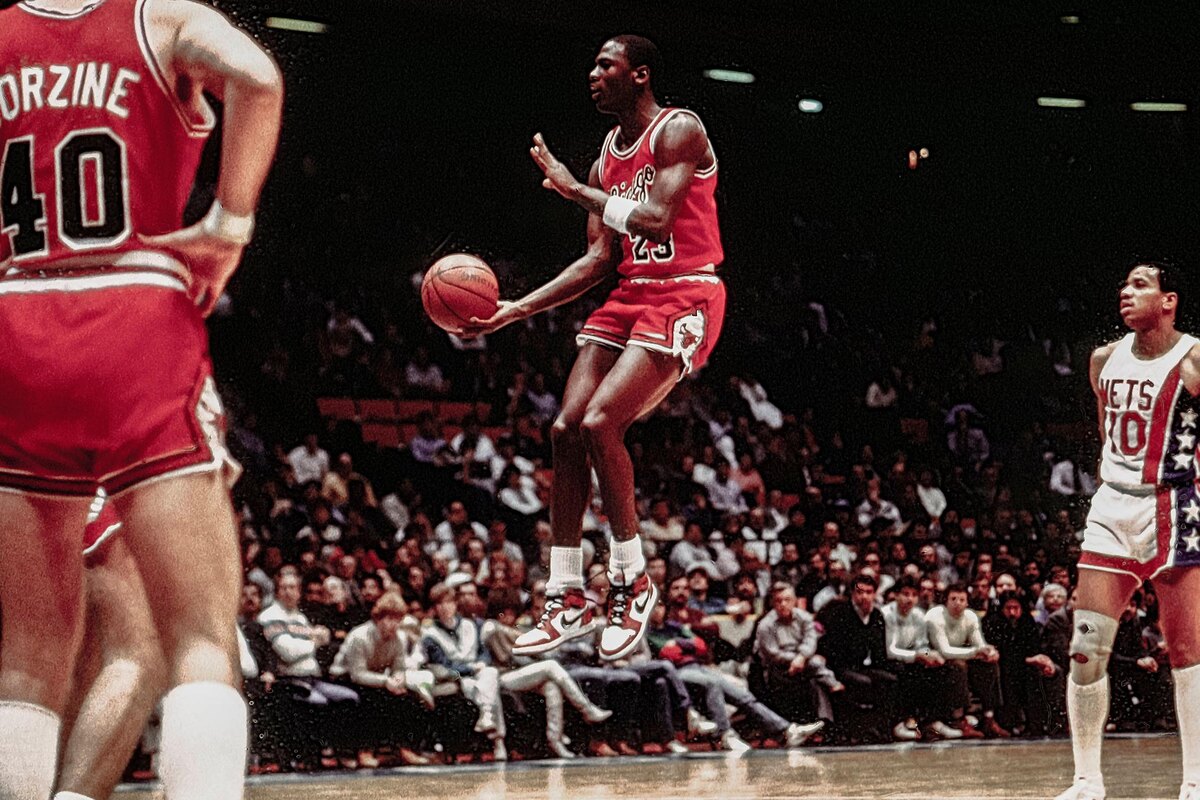 Paul J. Sutton / imago-images.de / Global Look Press📷Баскетболист Майкл Джордан (в центре)