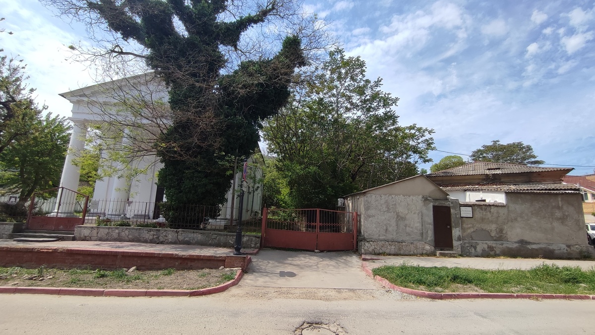 Слева католический храм, справа сарайчик, его левая часть и есть апартаменты. Машину поставили за углом справа.