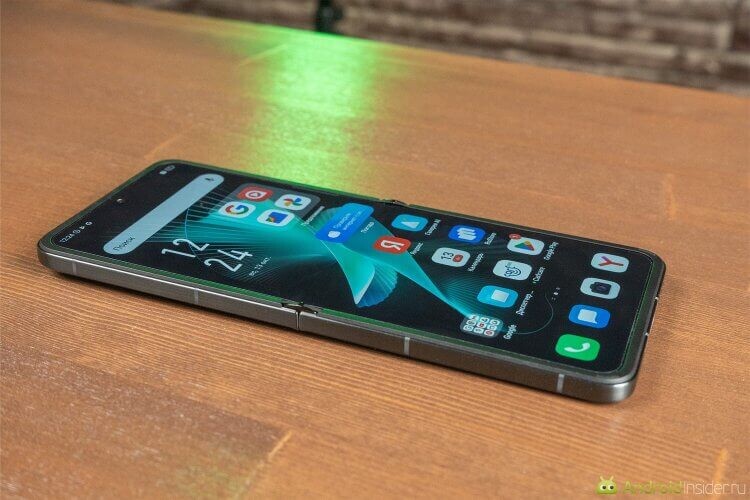    В разложенном состоянии Zero Flip образует 6,9-дюймовый экран