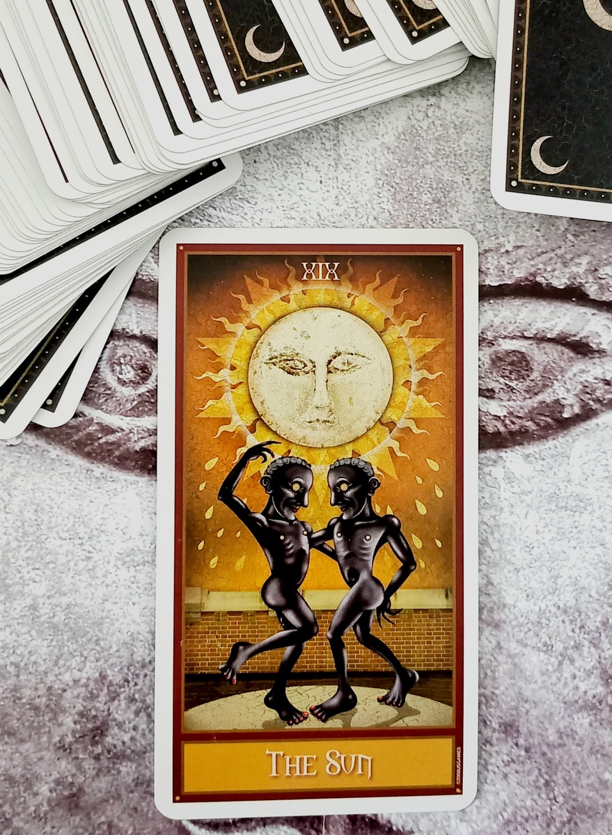 Аркан Солнце из Deviant Moon Tarot 