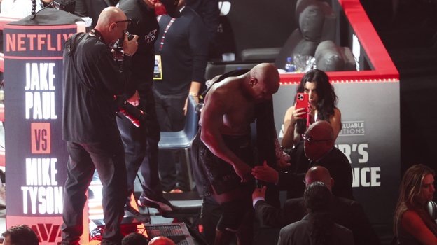    Майк Тайсон покидает ринг после поражения Джейку Полу.Imagn Images USA Today Sports