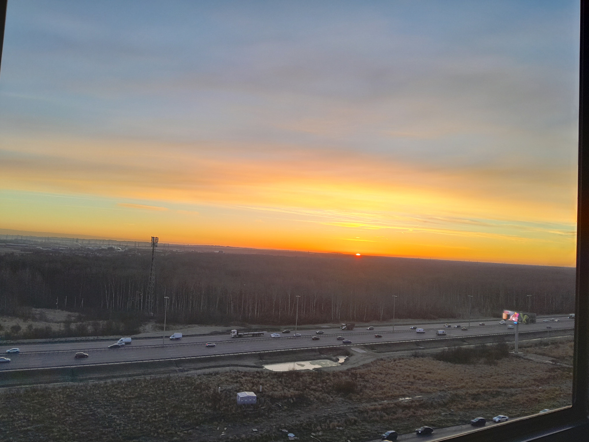 Рассвет, вид из окна