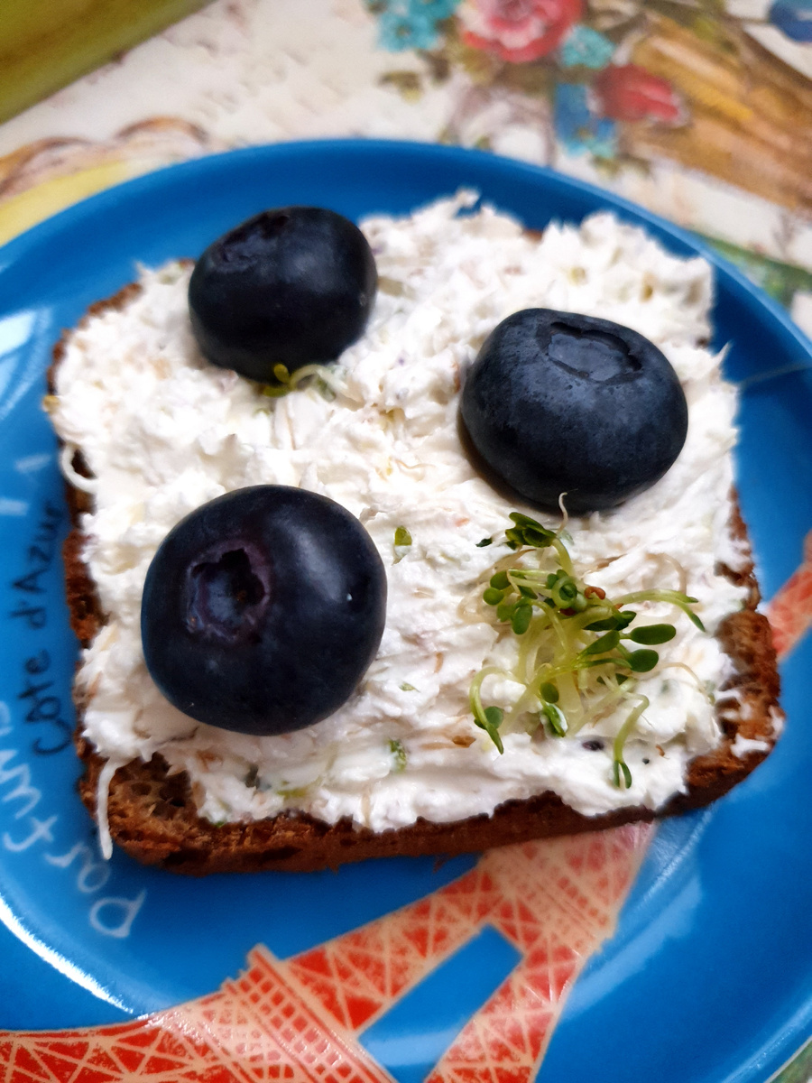 Микрозелень - молодые побеги растений, супер полезный продукт, в котором витаминов и микроэлементов содержится гораздо больше, чем во взрослой зелени. И из  него можно приготовить что-нибудь вкусное😋