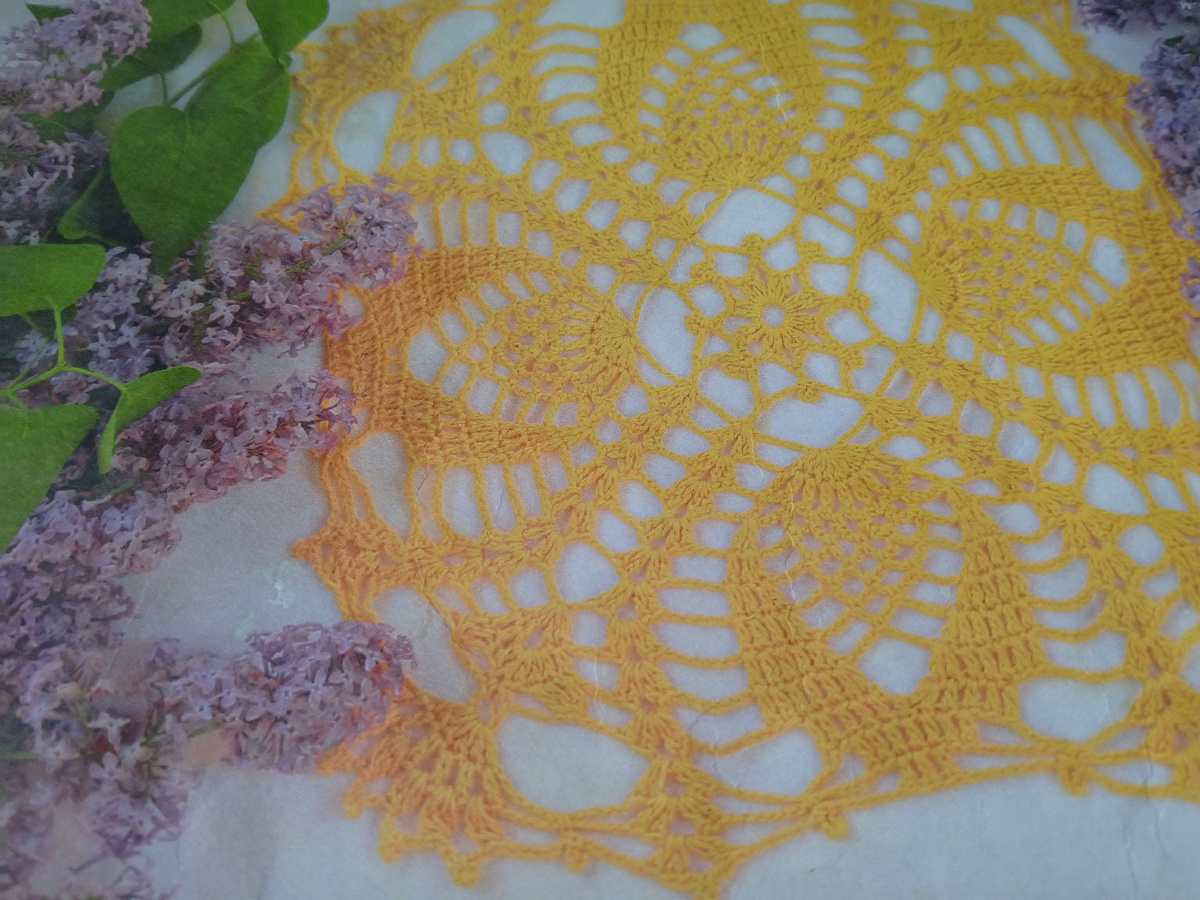 Для вязания подойдёт практически любая пряжа. Смотрится красиво.                                           2. Салфетка.