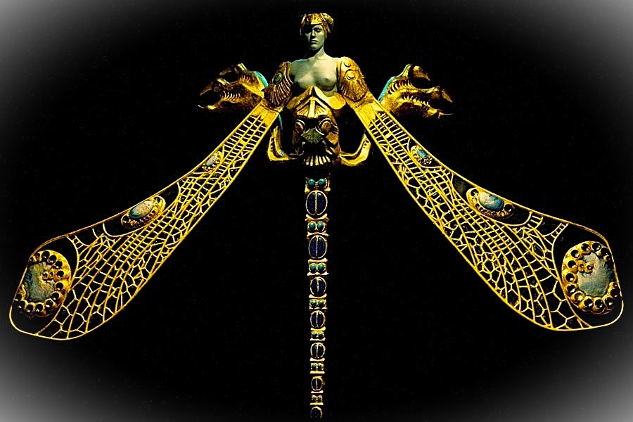 Ювелирная брошь, изготовленная из благородного металла и цветного стекла, выполненная в одной из разновидностей стиля "Модерн" - "Art Nouveau" великим Французским ювелиром Рене Лаликом