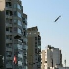  📷На кадры попало, как ракета Израиля врезалась в жилую многоэтажку в Бейруте