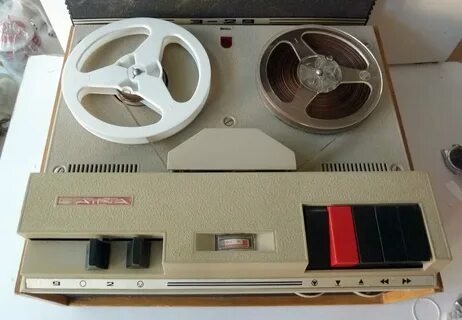 Вот такой был аппарат. Его регулярно выставляли на подоконник и он веселил наш маленький дворик. 