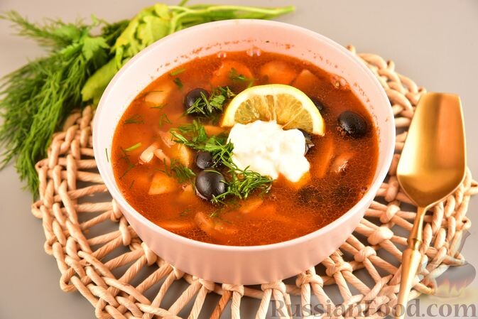 шампиньоны, картофель, огурцы маринованные, маслины, томатная паста, лук репчатый, лавровый лист, масло растительное, соль, зелень укропа, лимон, сметана