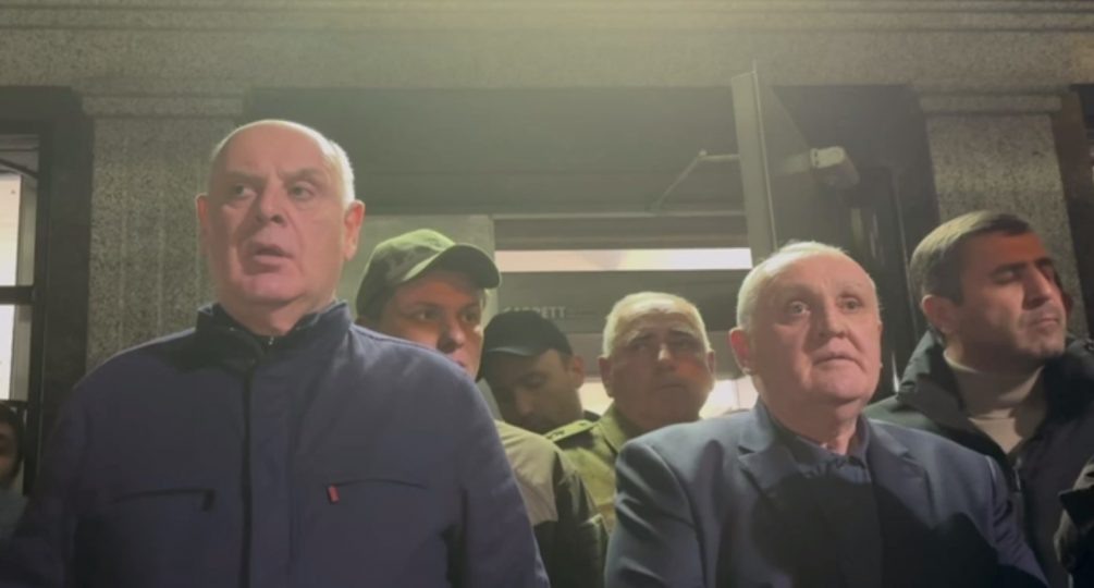    Президент Аслан Бжания (слева) как кот Шредингера: есть он у Абхазии или нет пока никто понять не может.