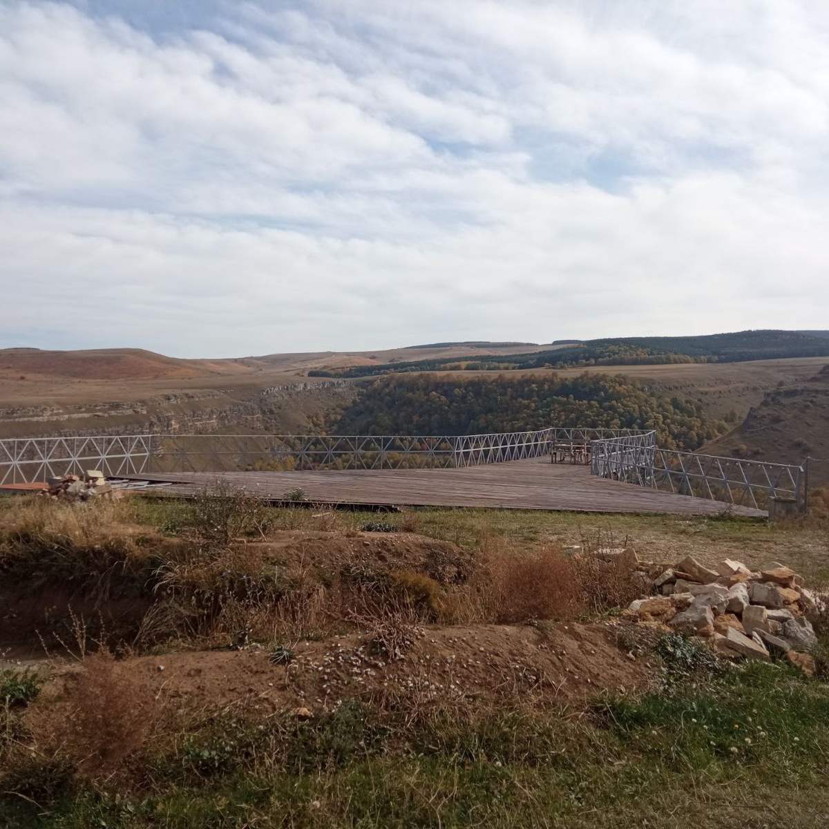 Смотровая площадка в Березовском ущелье. Рядом есть и кафе, туалет. Просто красивое место