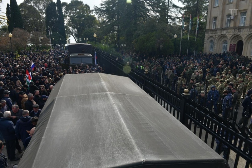 Часть депутатов отсутствовала, по словам спикера, это связано с оказанным на них давлением. Оставшиеся не утвердили повестку дня.