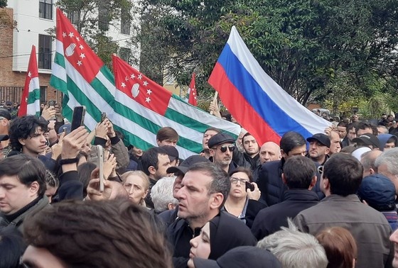    Протестующие у здания парламента в Сухуме