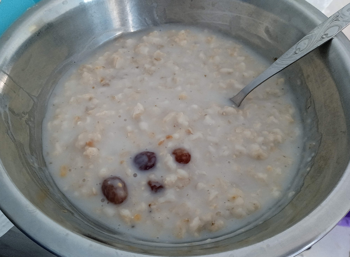 Геркулес с изюмом на завтрак в роддоме