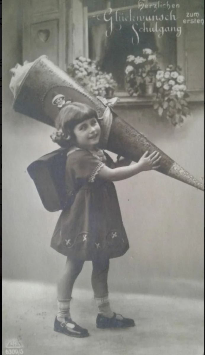 Шультютте- подарочный фунтик для немецких первоклассников с сюрпризом внутри.