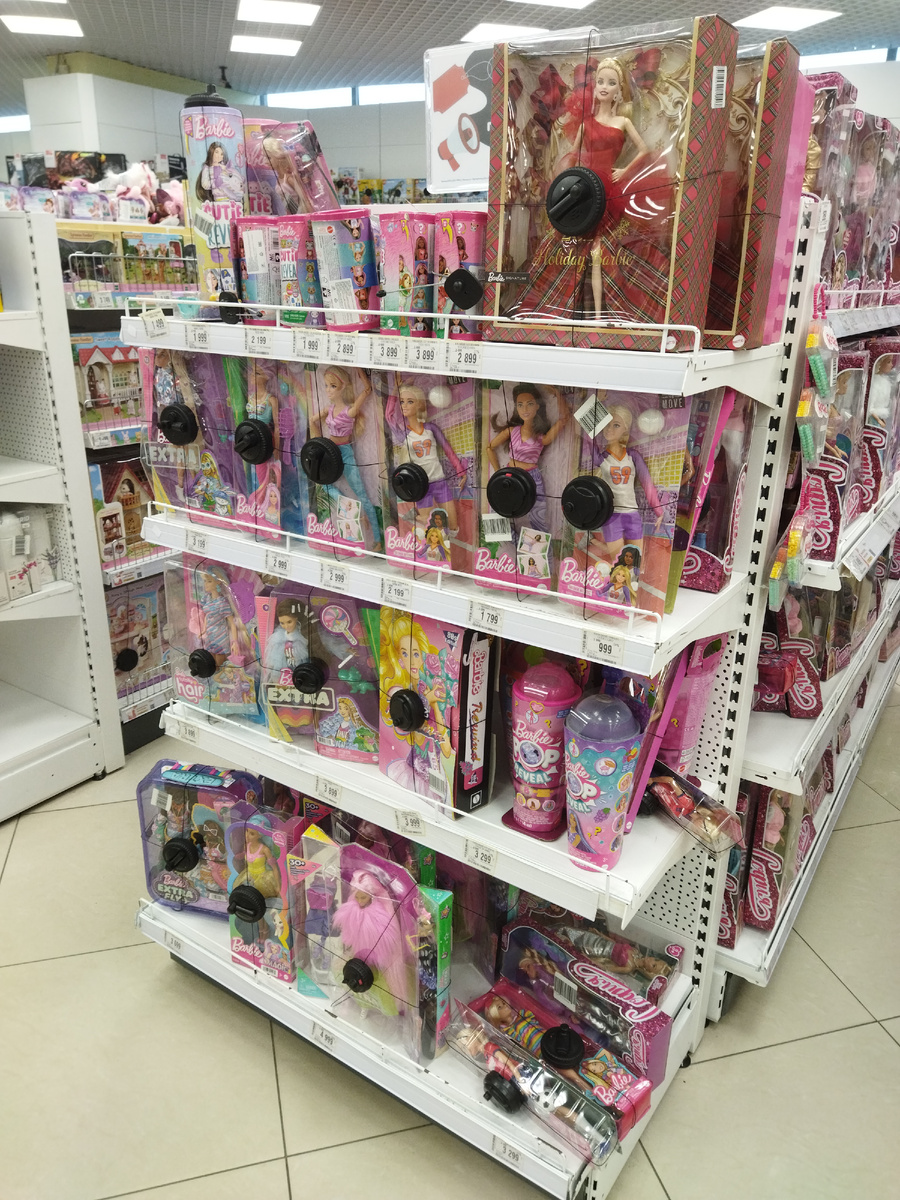 Полка с куклами Барби в Детском Мире