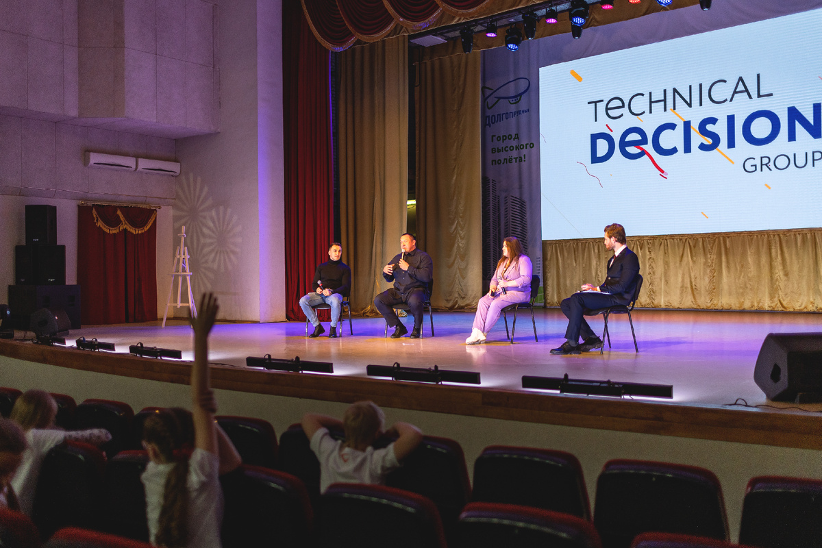 Приглашенные спортсмены: Алия Мустафина, Михаил Кокляев и Заур Азизов отвечают на вопросы зрителей зала. 