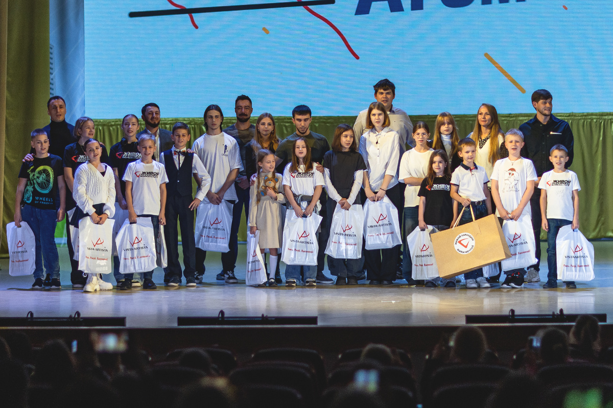 Награждение участников выставки "Живой карандаш". На фото присутсвует ген. директор ООО "ТД Групп" Артём Мушкатёров. 