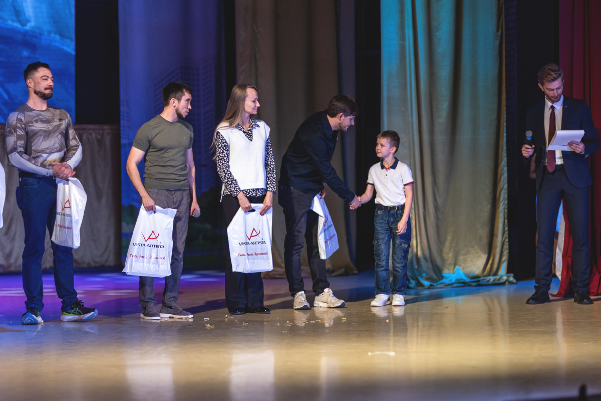 Награждение участников выставки "Живой карандаш". На фото присутсвует Артём Мушкатёров, ген. директор ООО "ТД Групп" 