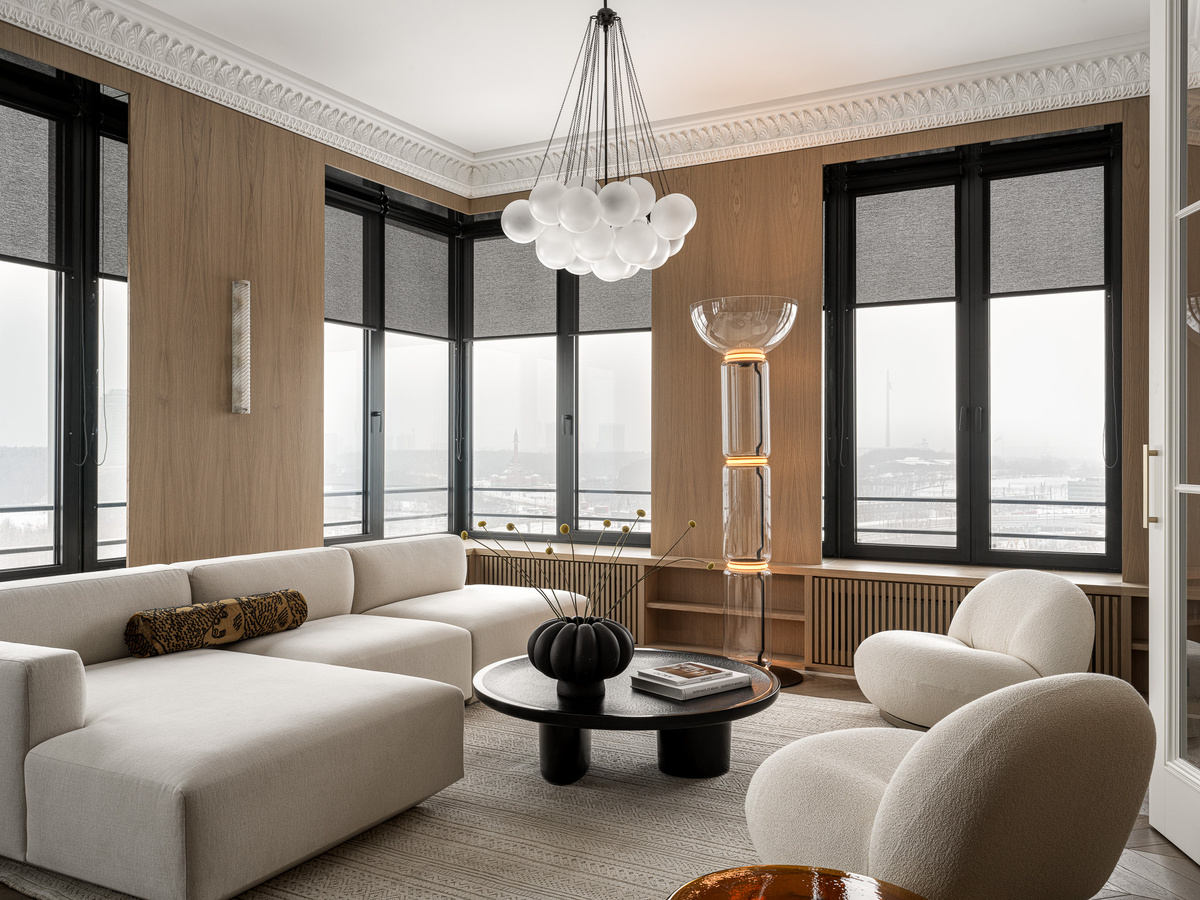 В гостиной диван &Tradition, кресла Gubi, столик Baxter, люстра Apparatus, торшер Flos, ваза 101 Copenhagen. 