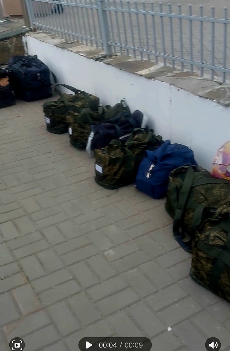 Солдатские сумки выстроились в ряд, ожидая отправки