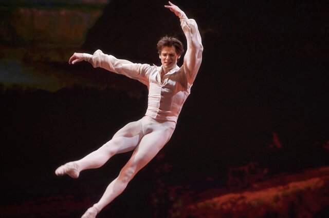    Солист Мариинского театра Владимир Шкляров исполняет «Классическое па-де-де» на музыку Петра Чайковского на гала-концерте XIII Международного фестиваля балета Dance open в Санкт-Петербурге. Фото:  РИА Новости/ Алексей Даничев