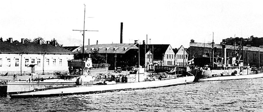 Финские подводные лодки "Ветехинен" и Весихииси" готовятся покинуть верфь Crichton-Vulcan.