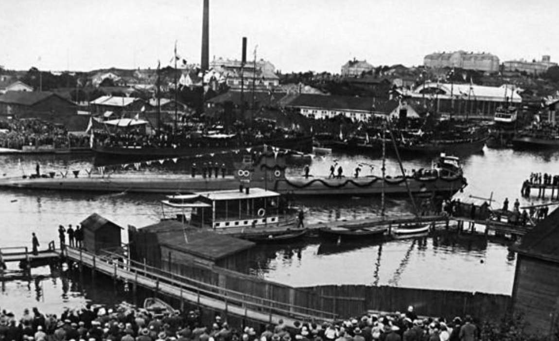 Подводная лодка "Ветехинен" после спуска на воду