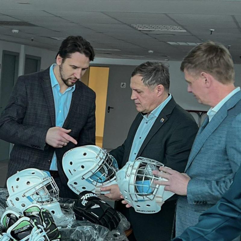    Нефтяники снабдили экипировкой юных хоккеистов Сургута