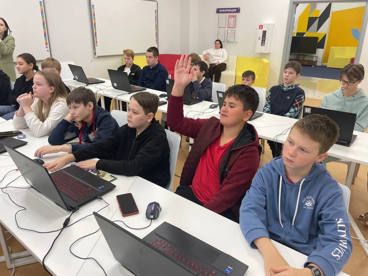    Школьники Ханты-Мансийска стали владельцами «Магазина приложений» на уроке
