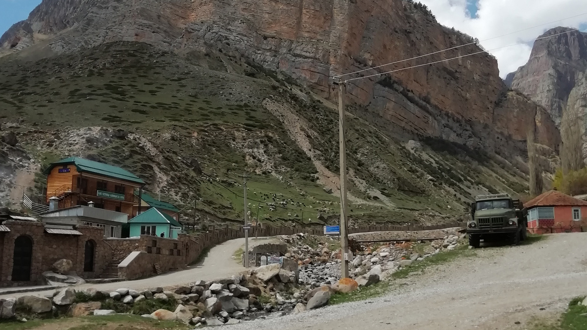 Гостиница и стена "Книга в камне". Центр села