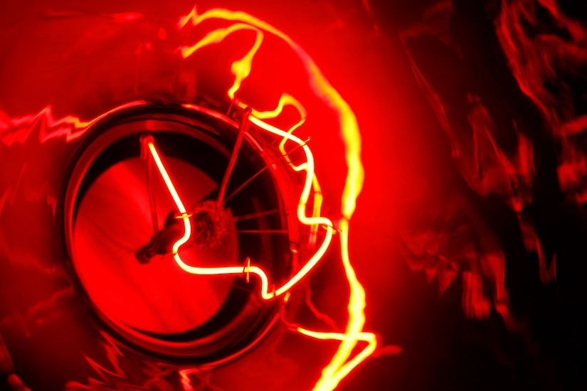 Этот крупный план светящейся вольфрамовой нити показывает, как ее высокая температура плавления и удельное сопротивление позволяют ей быстро нагреваться и излучать инфракрасные фотоны, что является ключевым процессом в технологии инфракрасного нагрева.
ФОТОГРАФИЯ ХОЛЬГЕРА БУРМЕЙСТЕРА, ALAMY STOCK PHOTO.