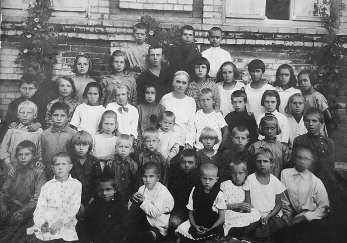 Алексей Маресьев крайний справа в верхнем ряду