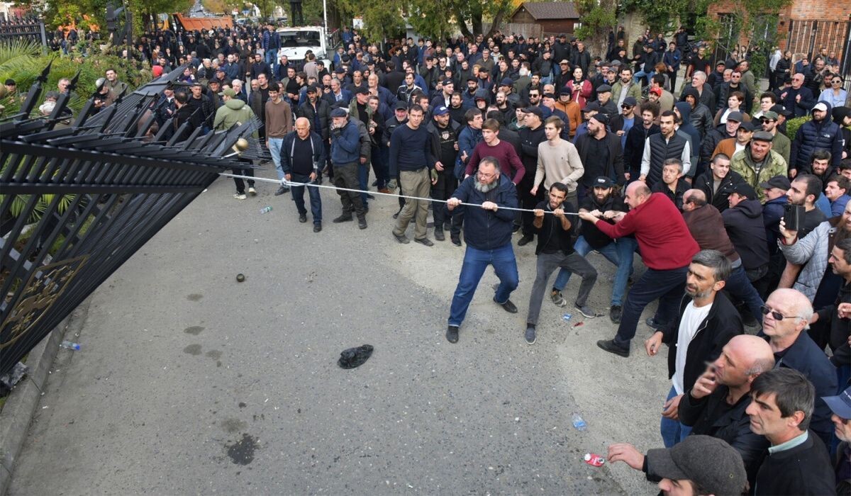     Обстановка у парламента Абхазии в Сухуме, 15 ноября 2024 года Источник: gazeta.ru Автор фото: РИА Новости