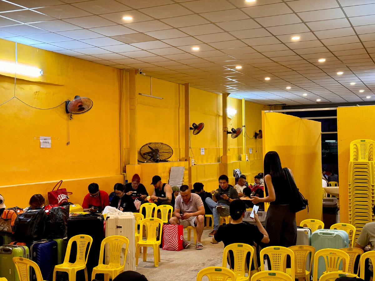 Вокзал Хошимина состоит из одного зала, забитого стульями, а также туалетной кабинки и раковины за перекгородкой. Кондиционеров нет: вместо них вентиляторы.