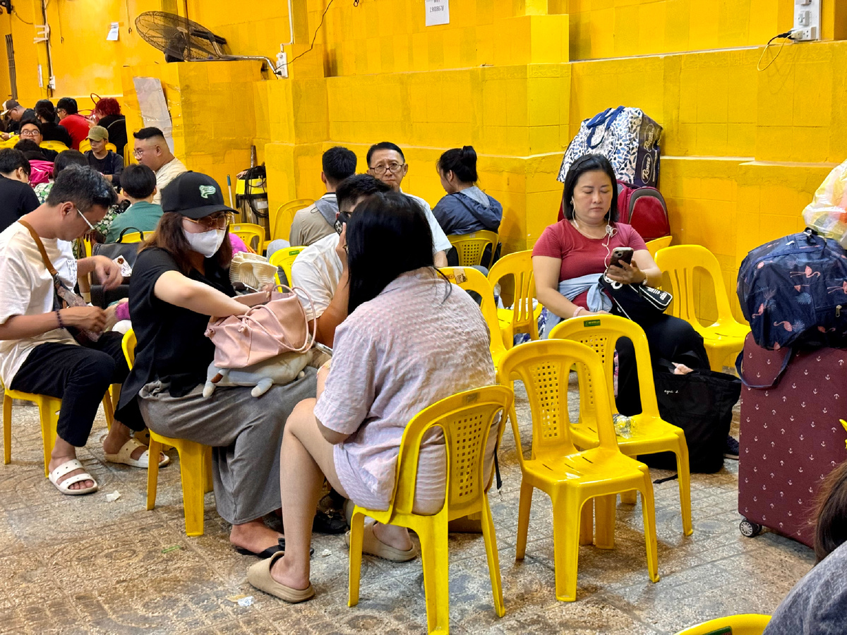 Те самые «фирменнные» вьетнамские стульчики. Много раз их видела в уличных кафе, но почему-то не ожидала, что они же будут и на вокзале.