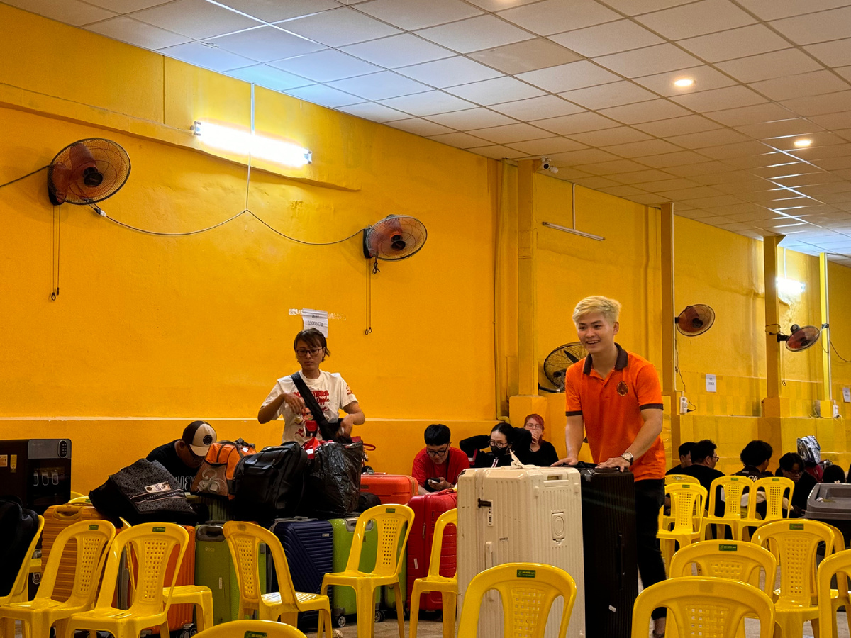 Парнишка в оранжевой кофте — один из сотрудников вокзала. Мало того, что он говорил на английском, так и на полном позитивчике помогал людям загрузить в автобус их тяжелые чемоданы.