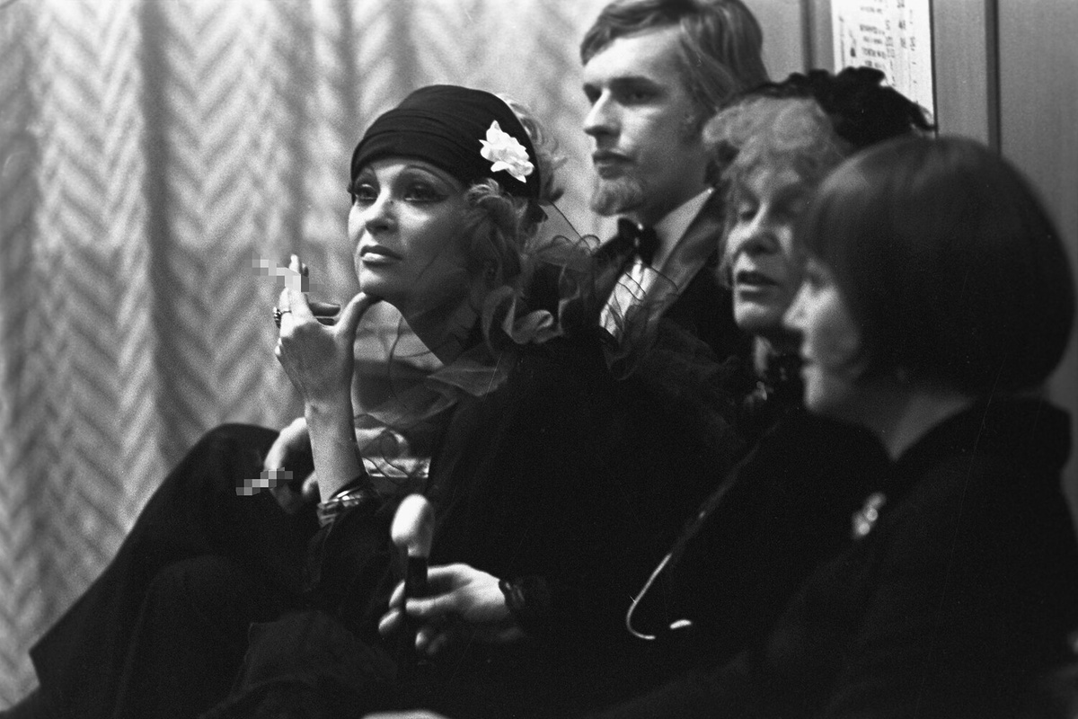 Артисты Театра-студии киноактера во время антракта (слева направо): Светлана Светличная, Владимир Маренков, Раиса Маркова и Татьяна Конюхова, 1977 год    📷