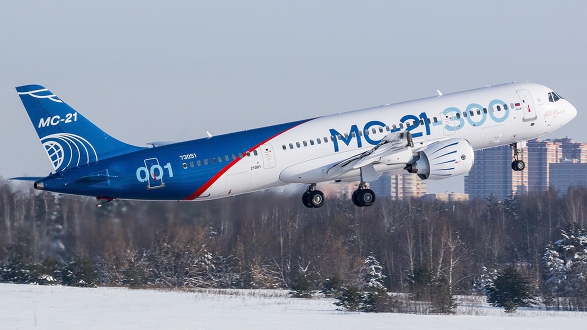 На фото: магистральный самолёт XXI века МС-21-300. Источник фото: https://ru.wikipedia.org/wiki/МС-21#/media/Файл:MC-21-300_(27883016737).jpg