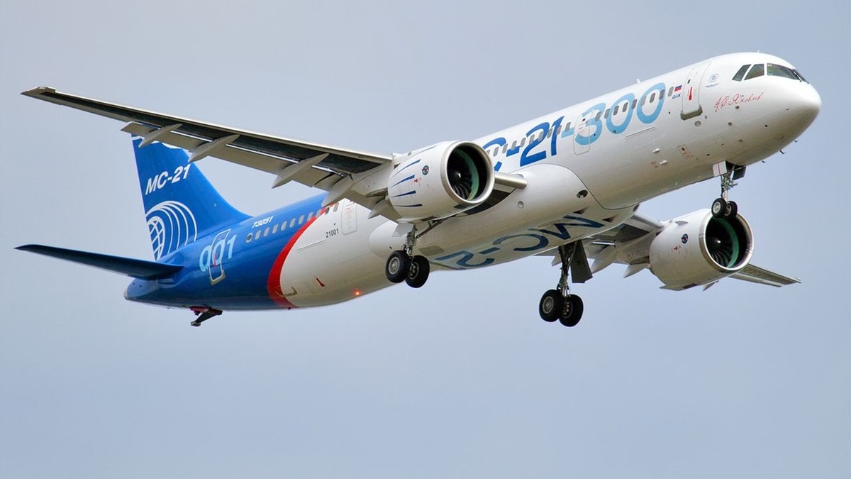 На фото: МС-21-300 – российский современный магистральный самолёт 21 века. Почему не запущен в массовое производство. Источник фото: https://ru.wikipedia.org/wiki/МС-21#/media/Файл:MC-21-300_maiden_flight_in_Irkutsk_(2).jpg