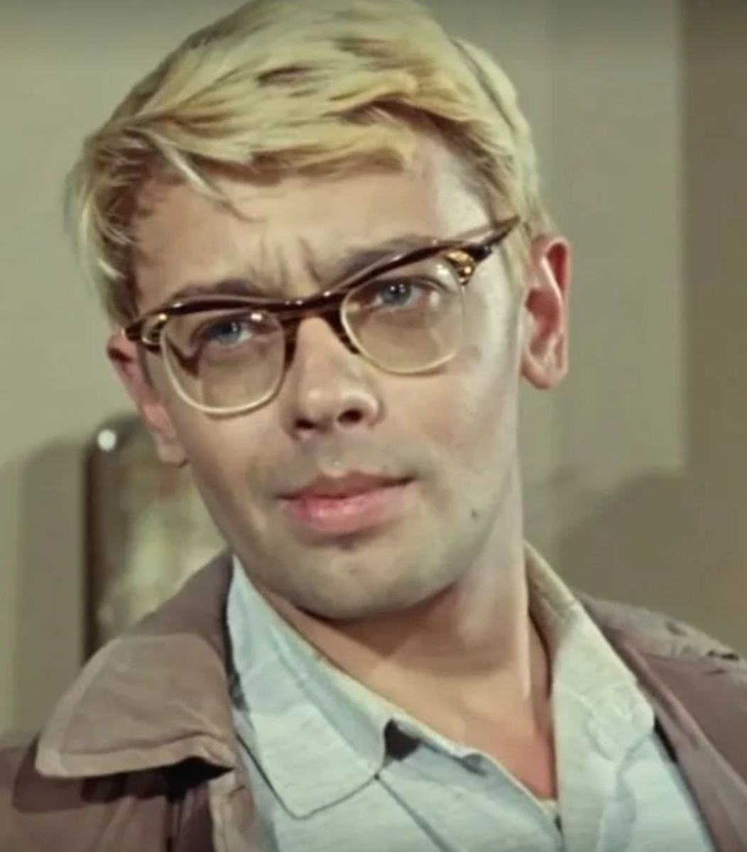 Операция ы и другие приключения шурика 1965. Шурик в аэропорту уральские. Шурик в автобусе. Шурик в аэропорту уральские. Шурик в аэропорту уральские.