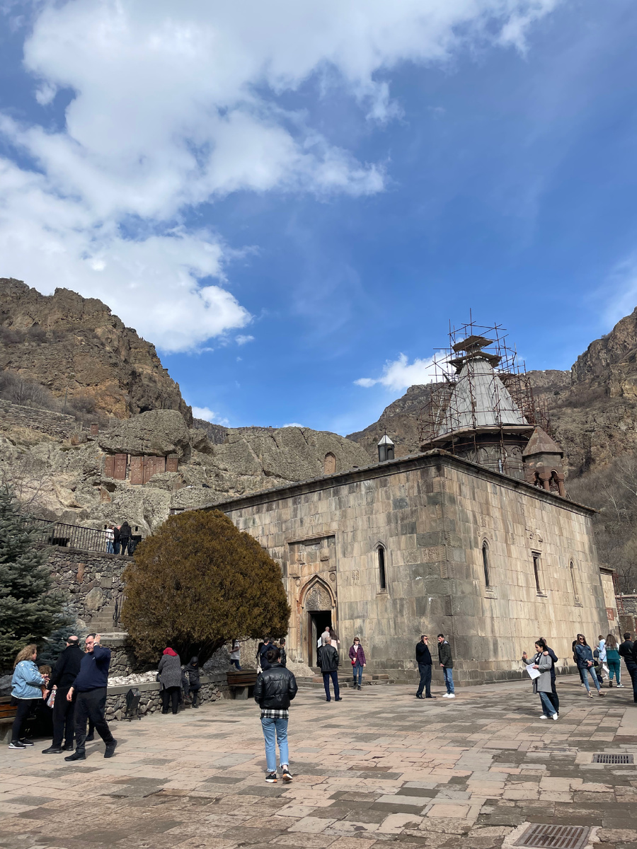 Храм Гегард ранней весной 