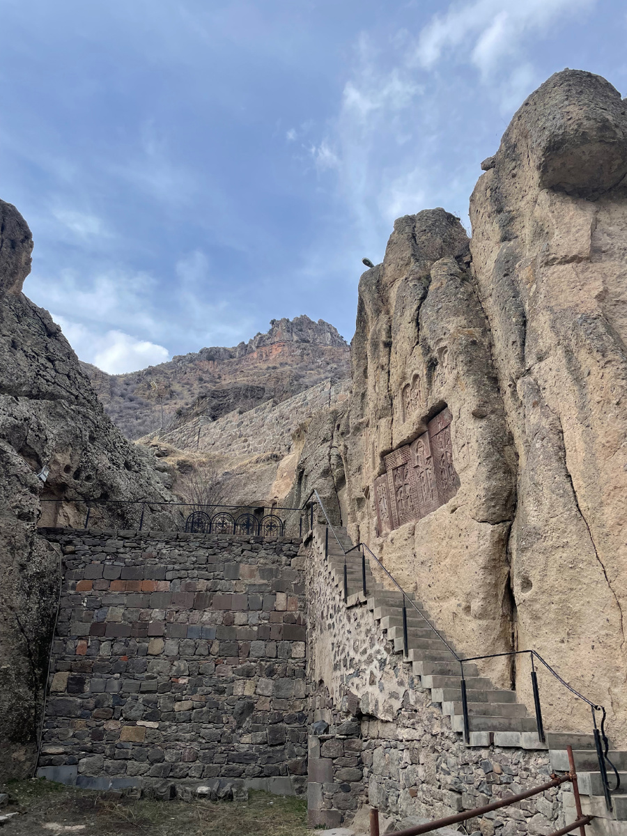 Храм «высечен» прямо в скале, в это сложно поверить, ведь строили его в IV-XIII веках