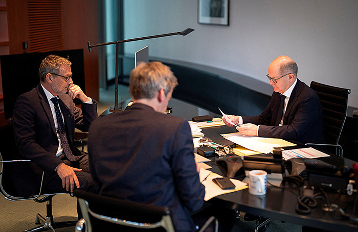    Олаф Шольц разговаривает по телефону с Владимиром Путиным в присутствии советника по внешней политике и политике безопасности Йенса Плётнера (слева) и пресс-секретаря правительства Германии Штеффена Хебештрайта в Берлине. 15 ноября 2024 года.Steffen Kugler/BPA/Reuters